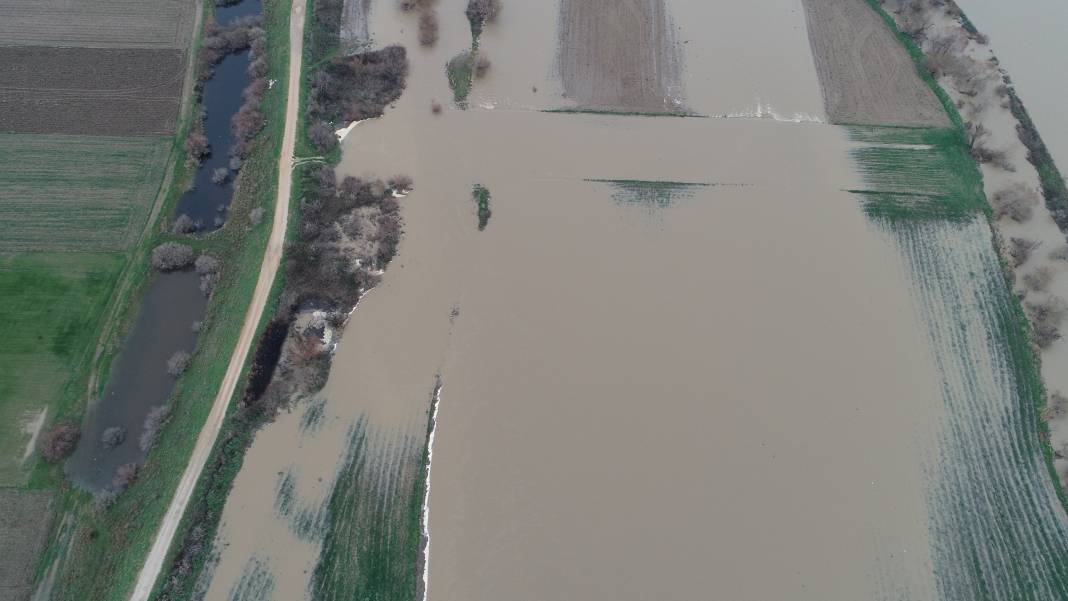 Karamenderes Çayı taştı. Sular altında kalan tarım arazileri dronla görüntülendi 16
